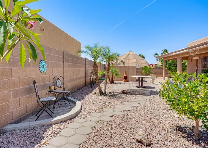 Spacious Yard! Escape, Near Shops & Golf *